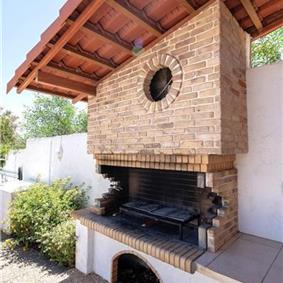 4 bedroom villa with pool close to beach on Akrotiri peninsula, sleeps 8